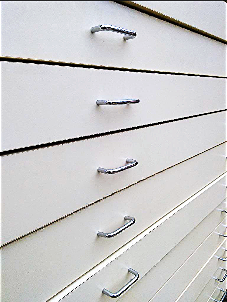 13 DRAWER WOODEN MAP FILE WHITE FORMICA BLUEPRINT ART SUPPLY CABINET WHEEL 44x22