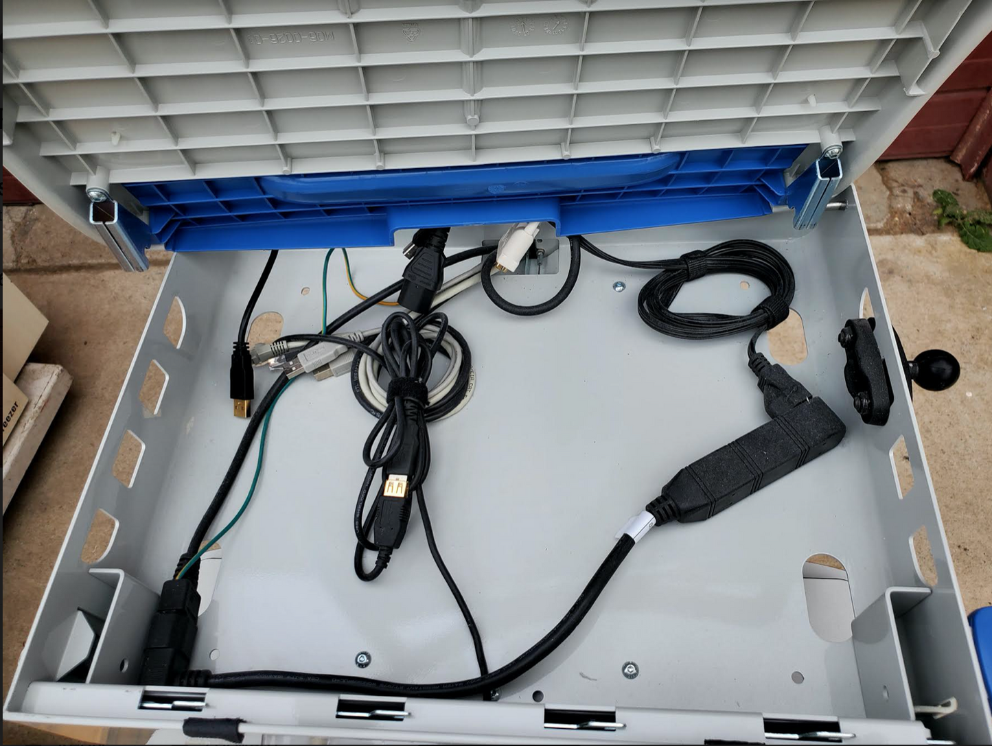 RUBBERMAID 4170097 ROLL STAND MEDICAL LAPTOP VARIABLE HEIGHT AC CART FREE SHIP