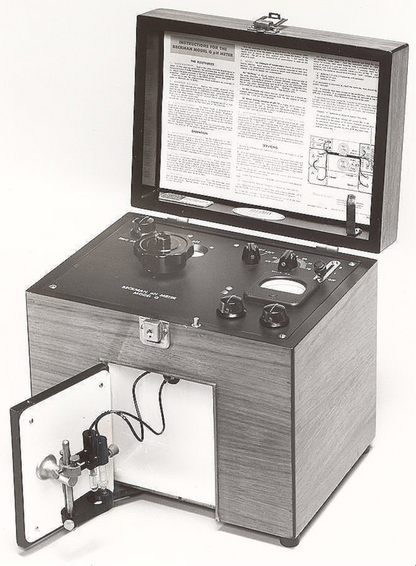 RARE VINTAGE BECKMAN MODEL G pH METER BAKELITE WOODEN BOX CASE FREE SHIPPING