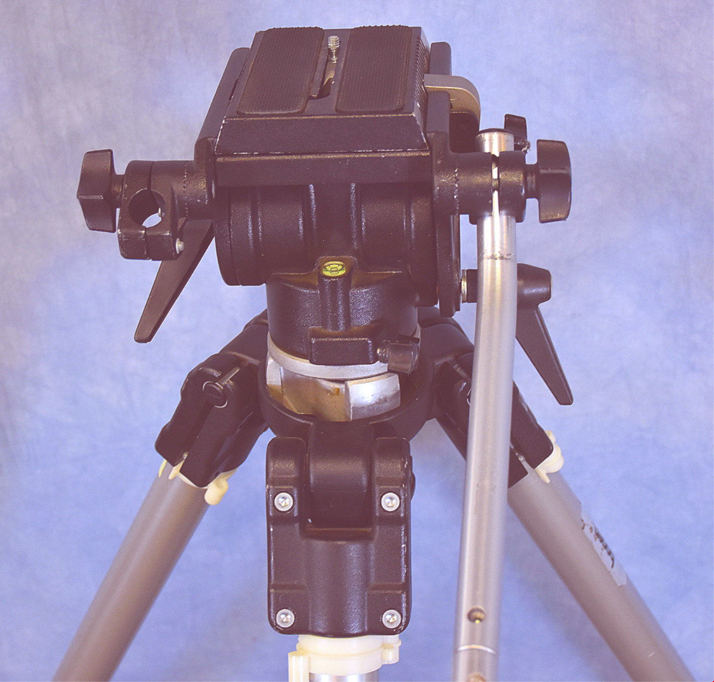 HEAVYDUTY PROFESSIONAL BOGEN 3061 TRIPOD & 116 FLUID HEAD 3067 & DOLLY with Case