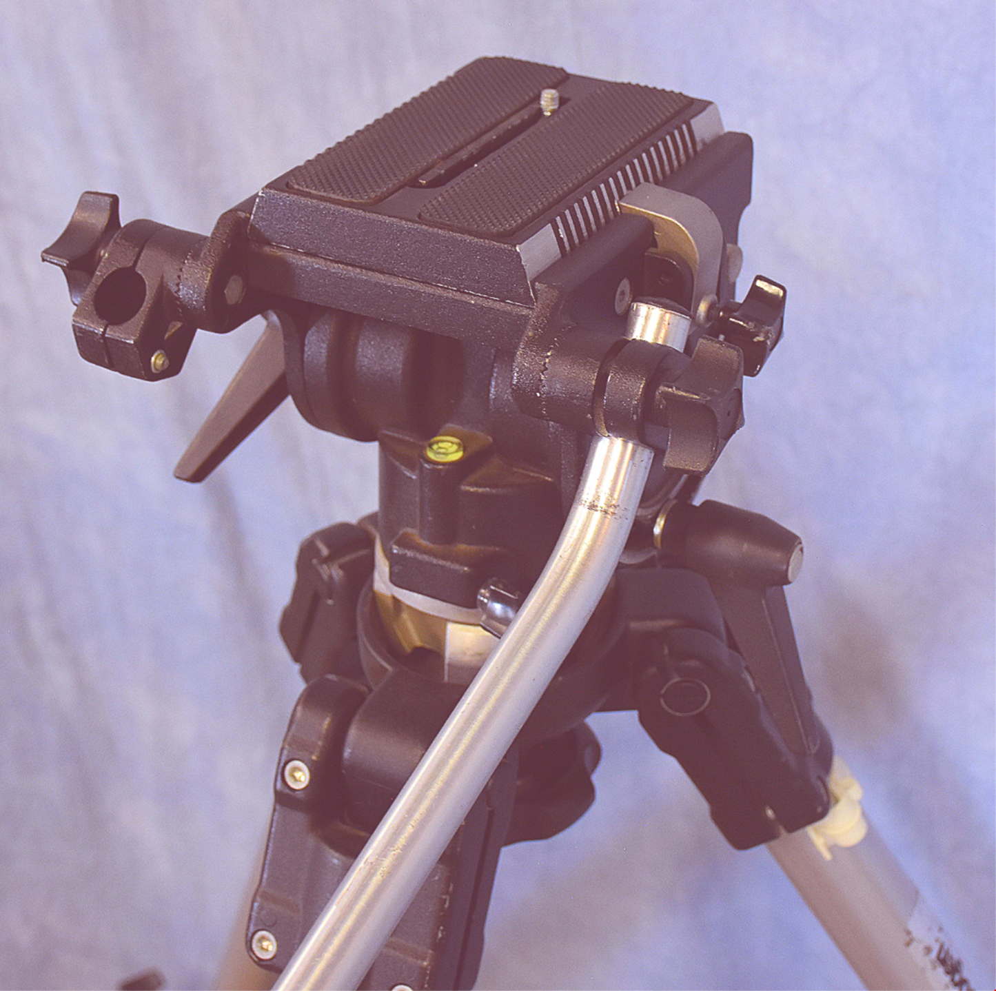 HEAVYDUTY PROFESSIONAL BOGEN 3061 TRIPOD & 116 FLUID HEAD 3067 & DOLLY with Case