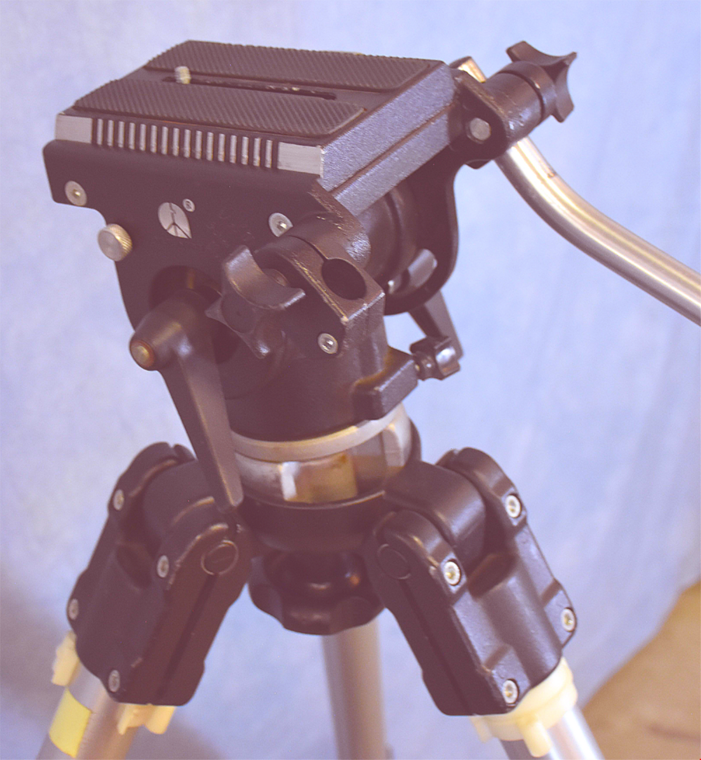 HEAVYDUTY PROFESSIONAL BOGEN 3061 TRIPOD & 116 FLUID HEAD 3067 & DOLLY with Case