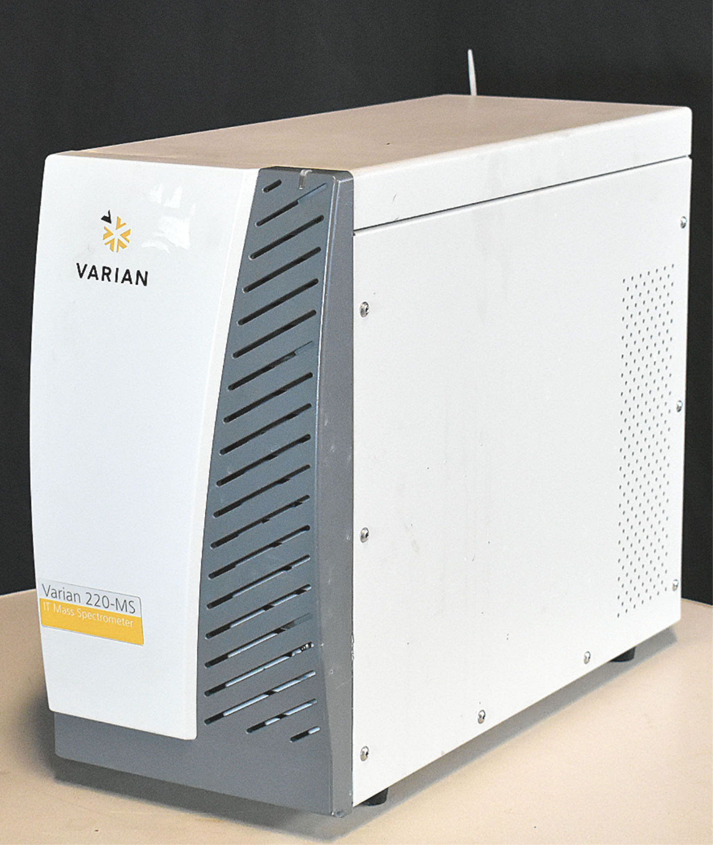 - VARIAN 450-GC CHROMATOGRAPH MASS SPECTROMETER & ULVAC VACUUM PUMP WATCH VIDEO