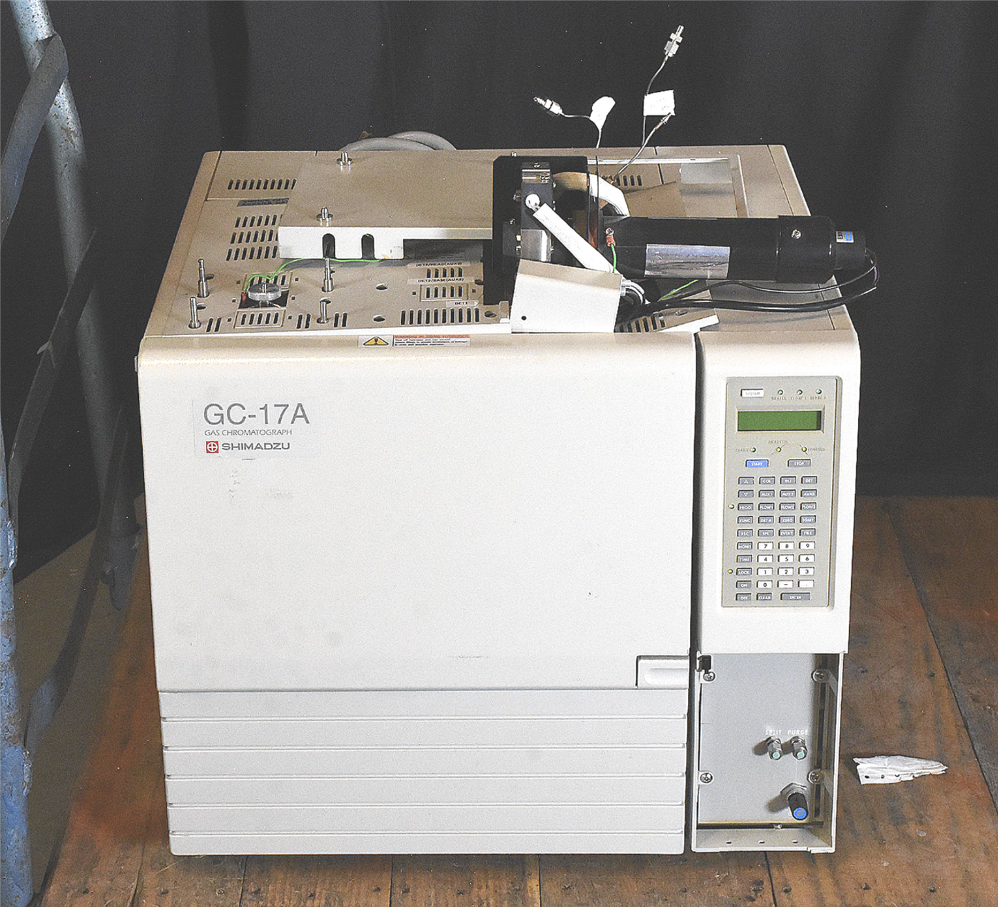 2 SHIMADZU GC-17A Gas Chromatograph 1 CMB-102GC 1 AOC-20i Autosampler & Injector