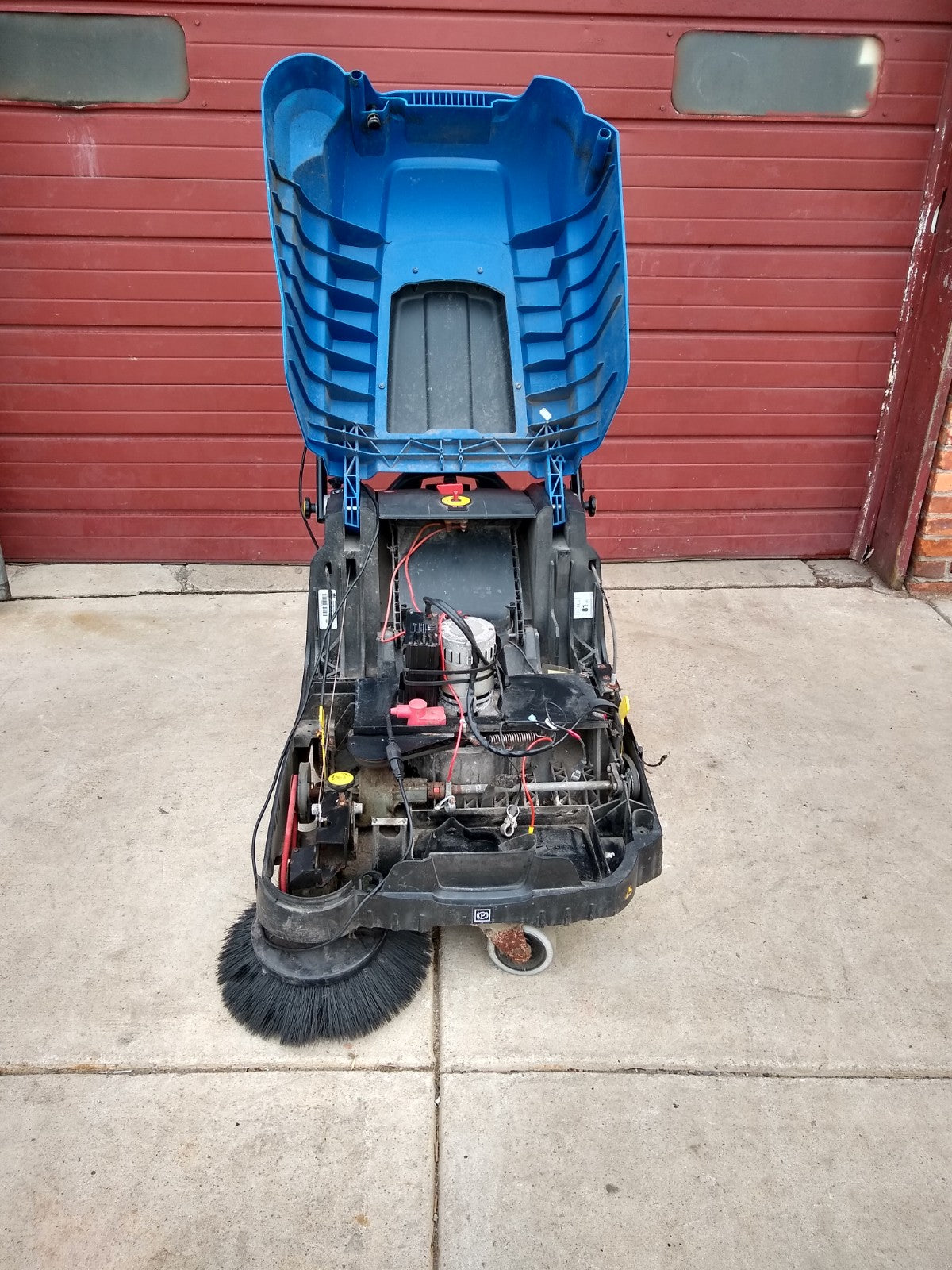 WINDSOR RADIUS 300 COMMERCIAL SWEEPER w2 B NEW BATTERIES 90DAYWARRANTY FREE SHIP
