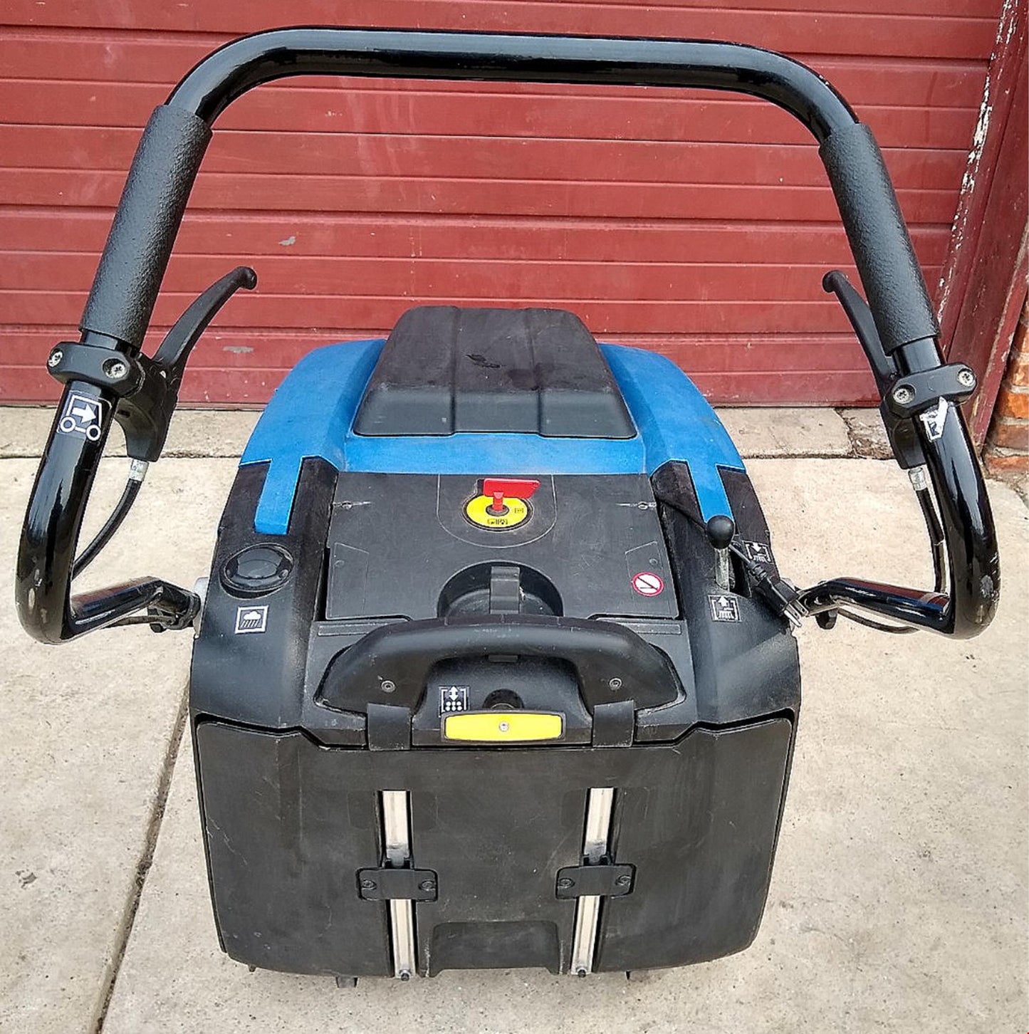 WINDSOR RADIUS 300 COMMERCIAL SWEEPER w2 B NEW BATTERIES 90DAYWARRANTY FREE SHIP