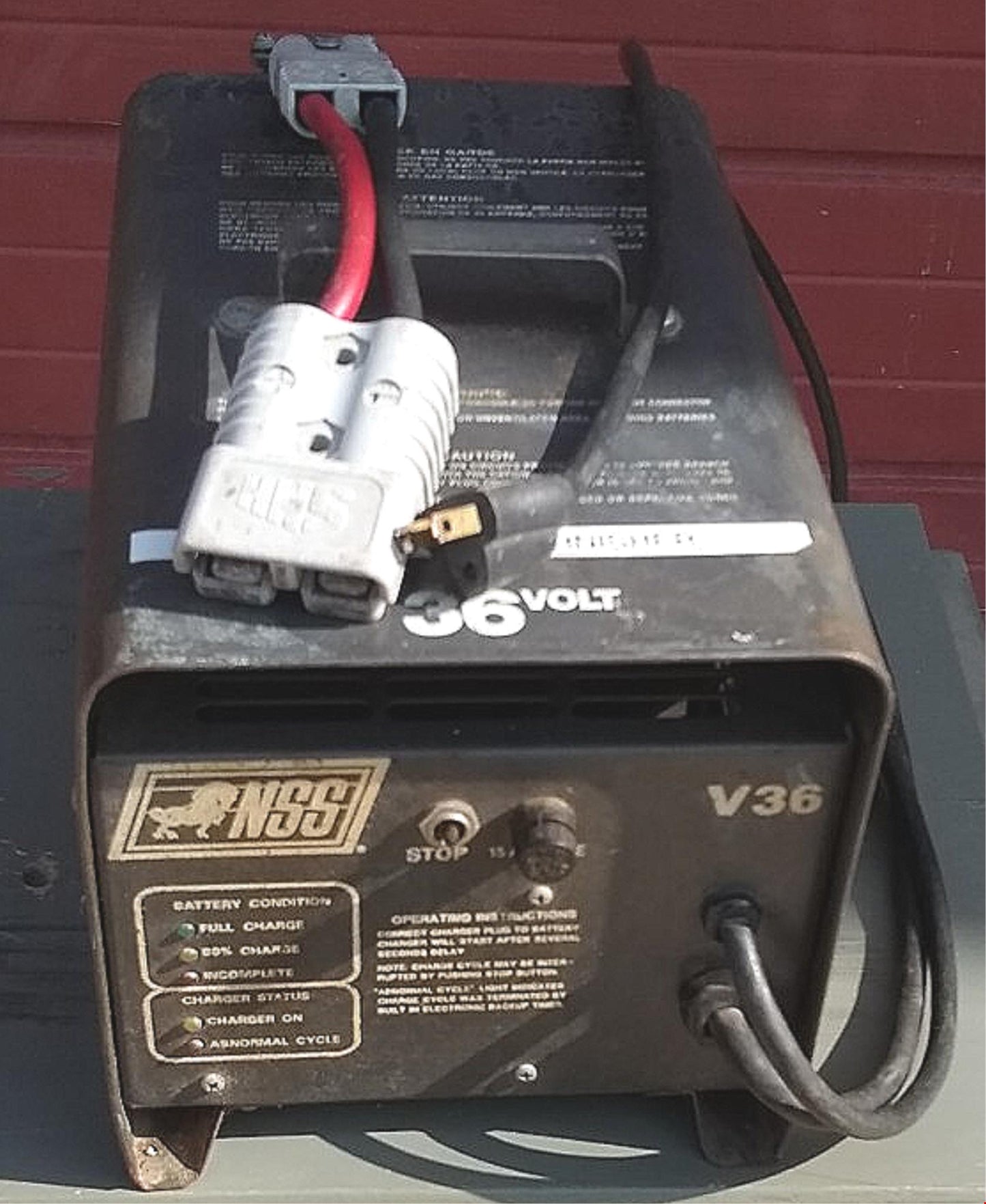 WINDSOR iSCRUB CSX24 CHARIOT RIDE ON FLOOR AUTO SCRUBBER with CHARGER FREE SHIP
