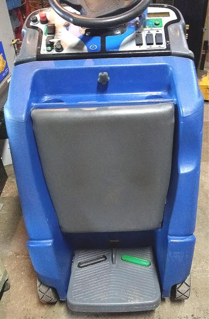 WINDSOR iSCRUB CSX24 CHARIOT RIDE ON FLOOR AUTO SCRUBBER with CHARGER FREE SHIP
