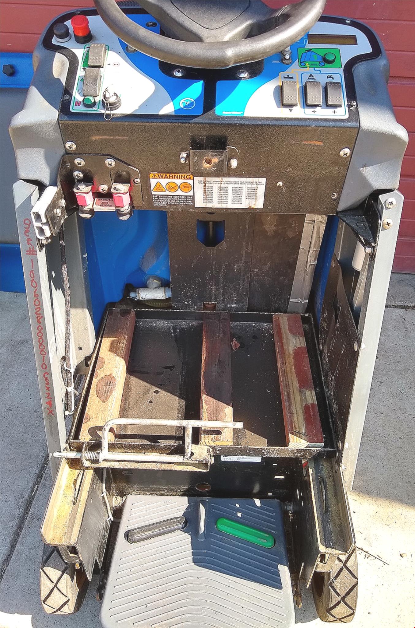 WINDSOR iSCRUB CSX24 CHARIOT RIDE ON FLOOR AUTO SCRUBBER with CHARGER FREE SHIP