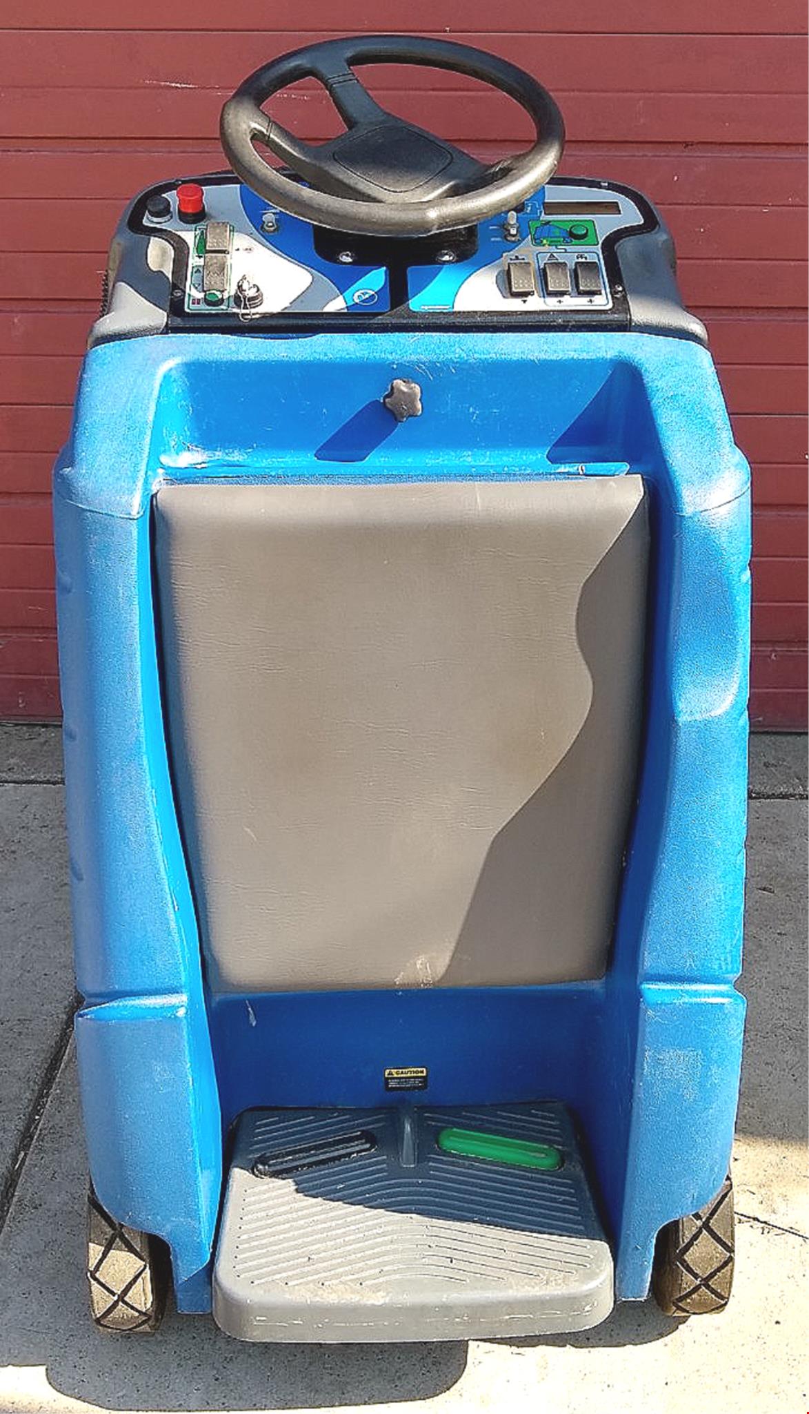 WINDSOR iSCRUB CSX24 CHARIOT RIDE ON FLOOR AUTO SCRUBBER with CHARGER FREE SHIP