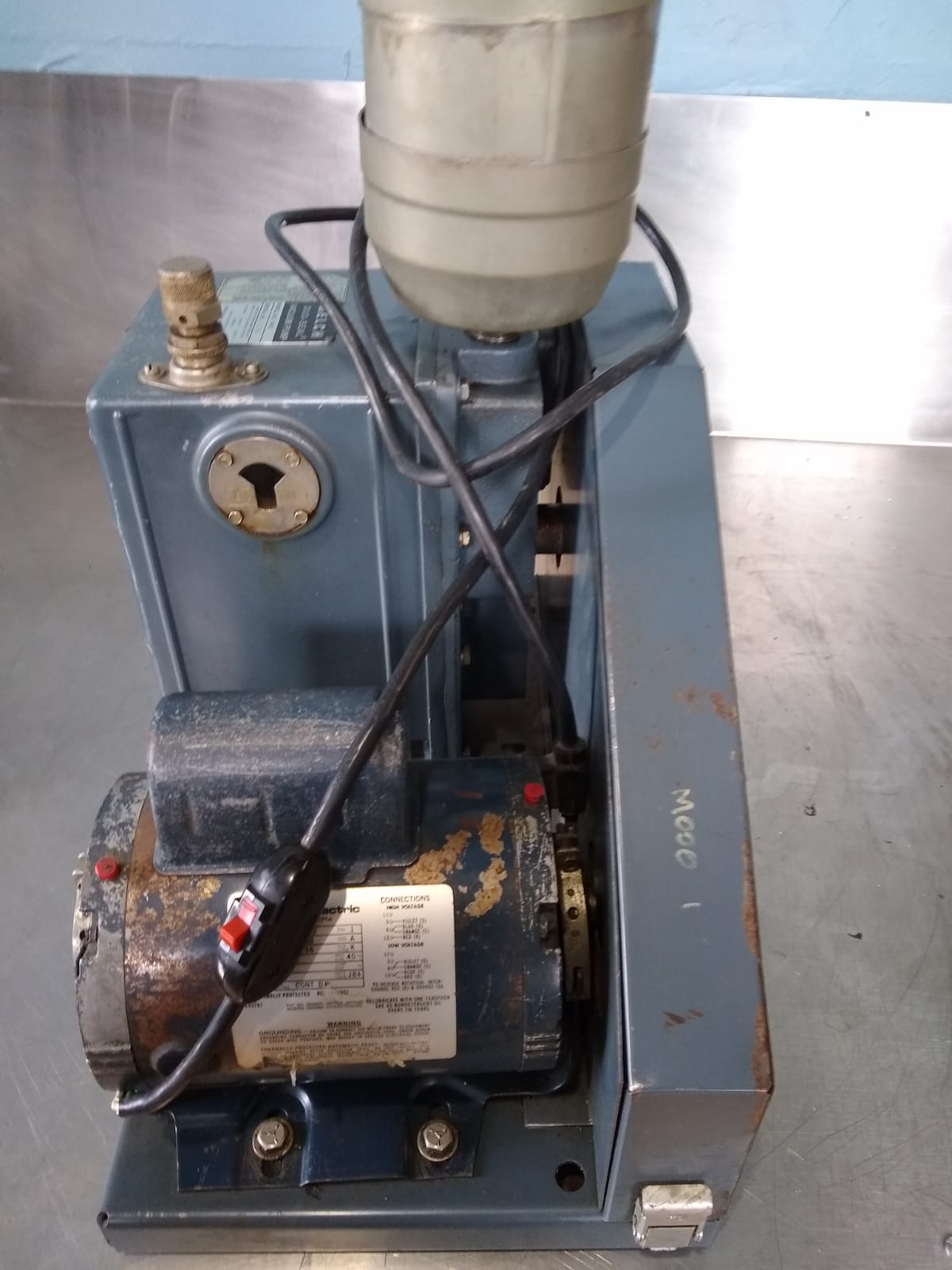 WARRANTY WELCH BELT DRIVEN DUOSEAL MODEL 1402 VACCUM PUMP 1x10⁻⁴ torr WATCHVIDEO