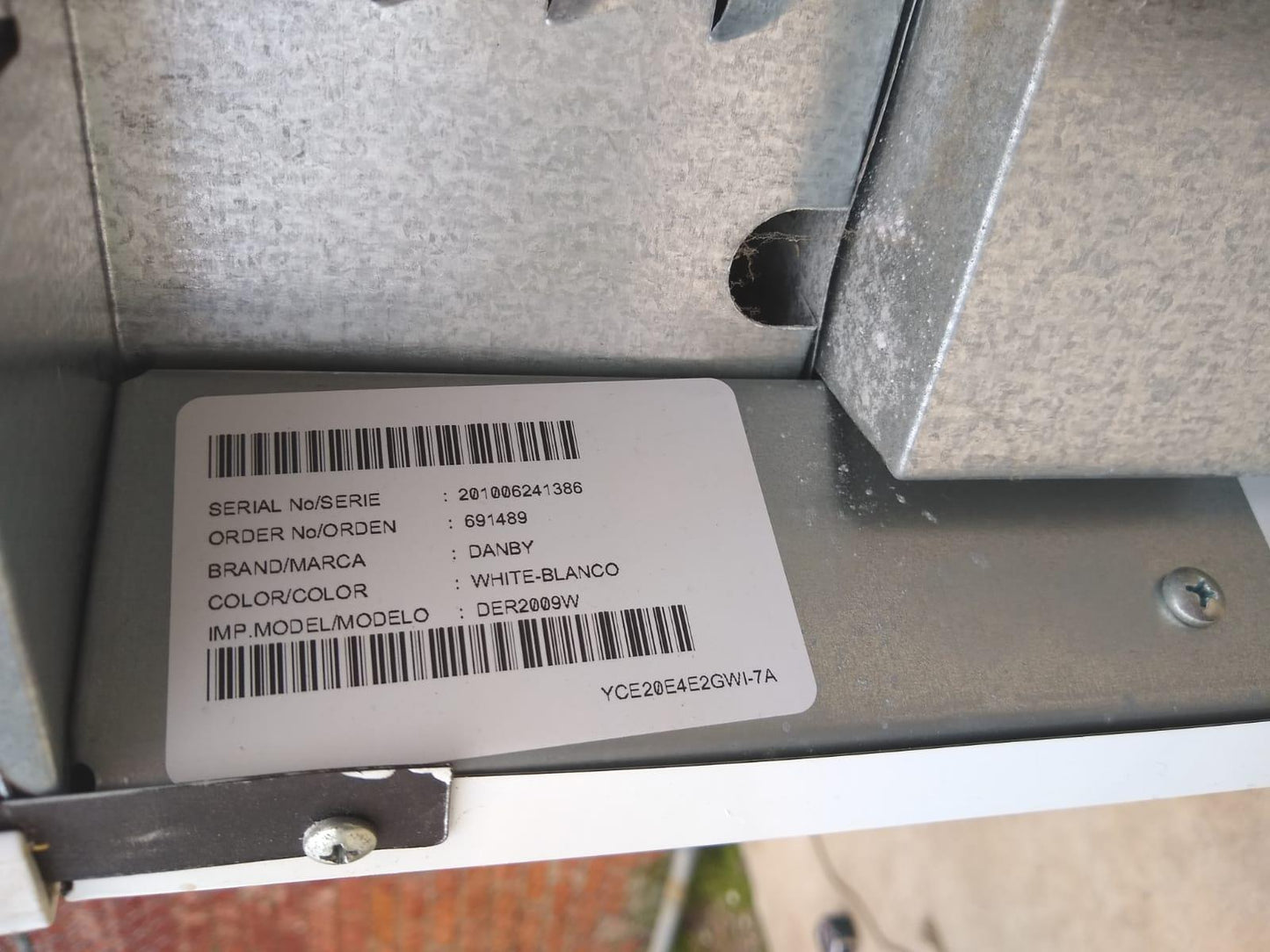 PERFECT FOR TIGHT SPACE DANBY 20" FREESTANDING ELECTRIC RANGE OVEN 220Volt WHITE