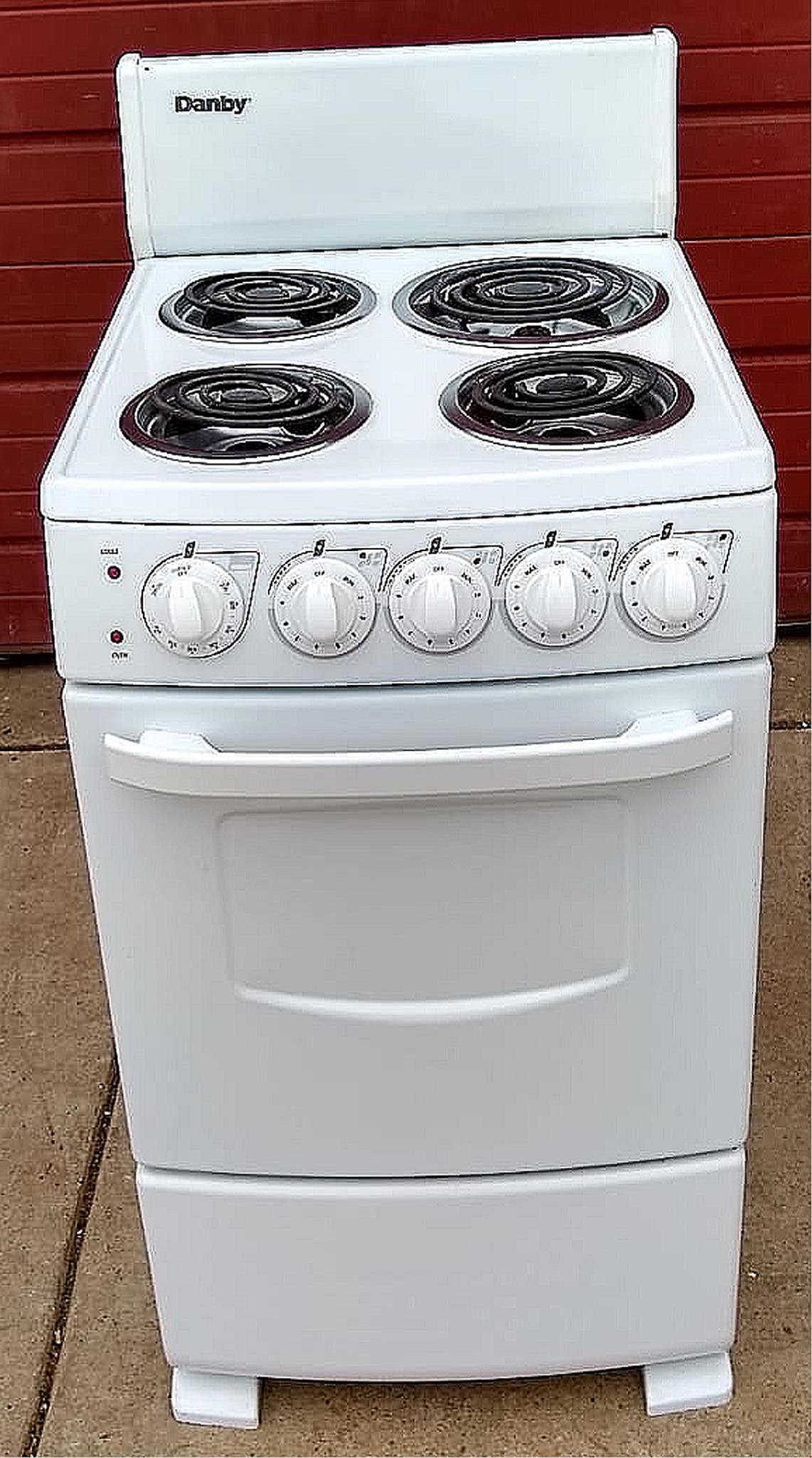 PERFECT FOR TIGHT SPACE DANBY 20" FREESTANDING ELECTRIC RANGE OVEN 220Volt WHITE