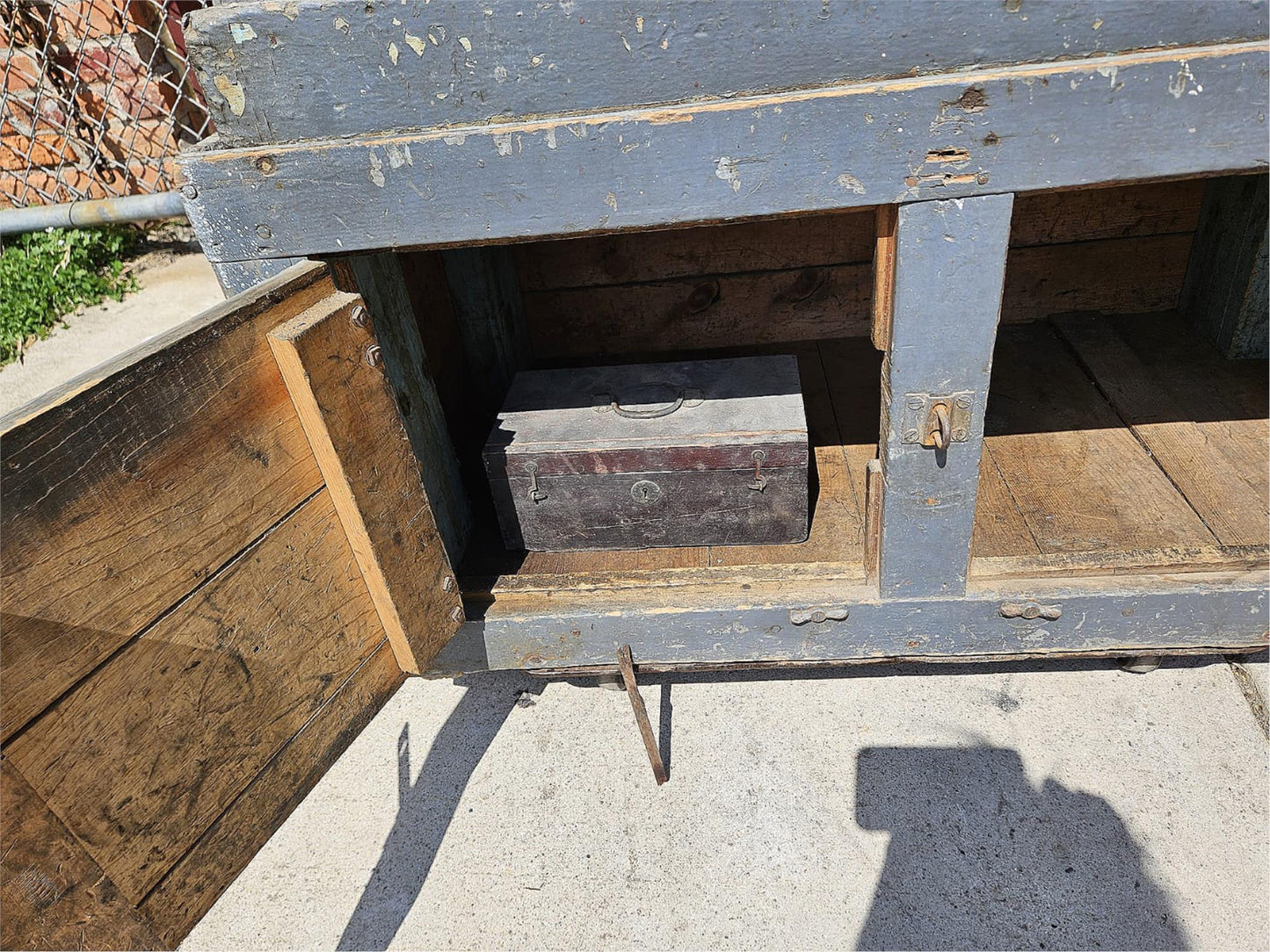 VINTAGE RUSTIC PINE CARPENTER WORKBENCH w IRON VICE CLAMP & STORAGE TRUNK TOOLS