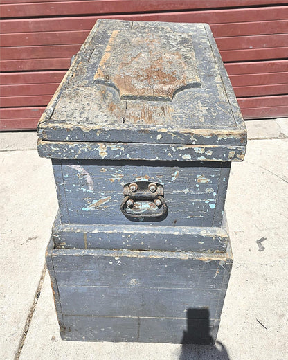 VINTAGE RUSTIC PINE CARPENTER WORKBENCH w IRON VICE CLAMP & STORAGE TRUNK TOOLS