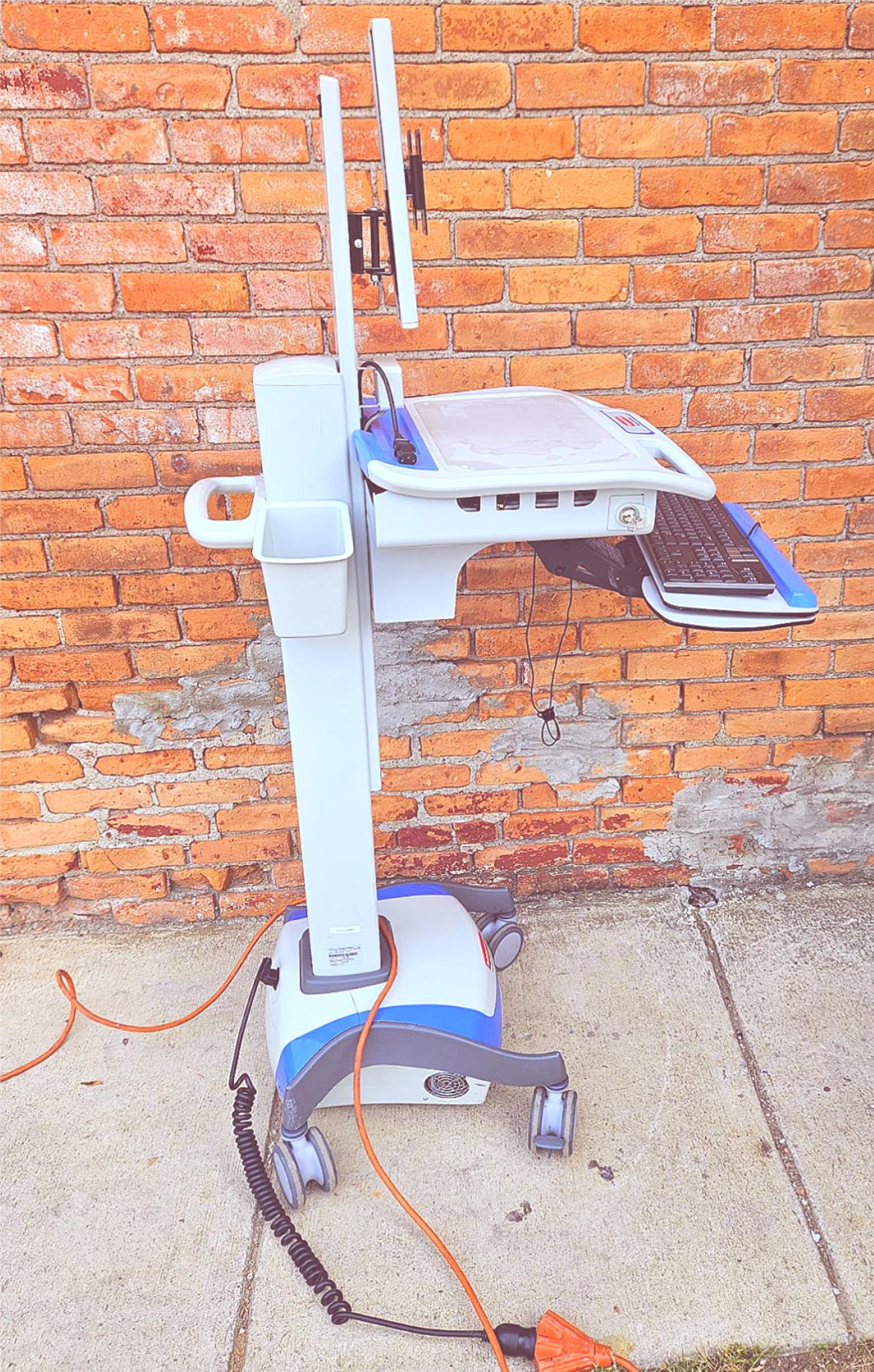 RUBBERMAID 1781127 ROLL STAND MEDICAL LAPTOP VARIABLE HEIGHT AC CART FREE SHIP