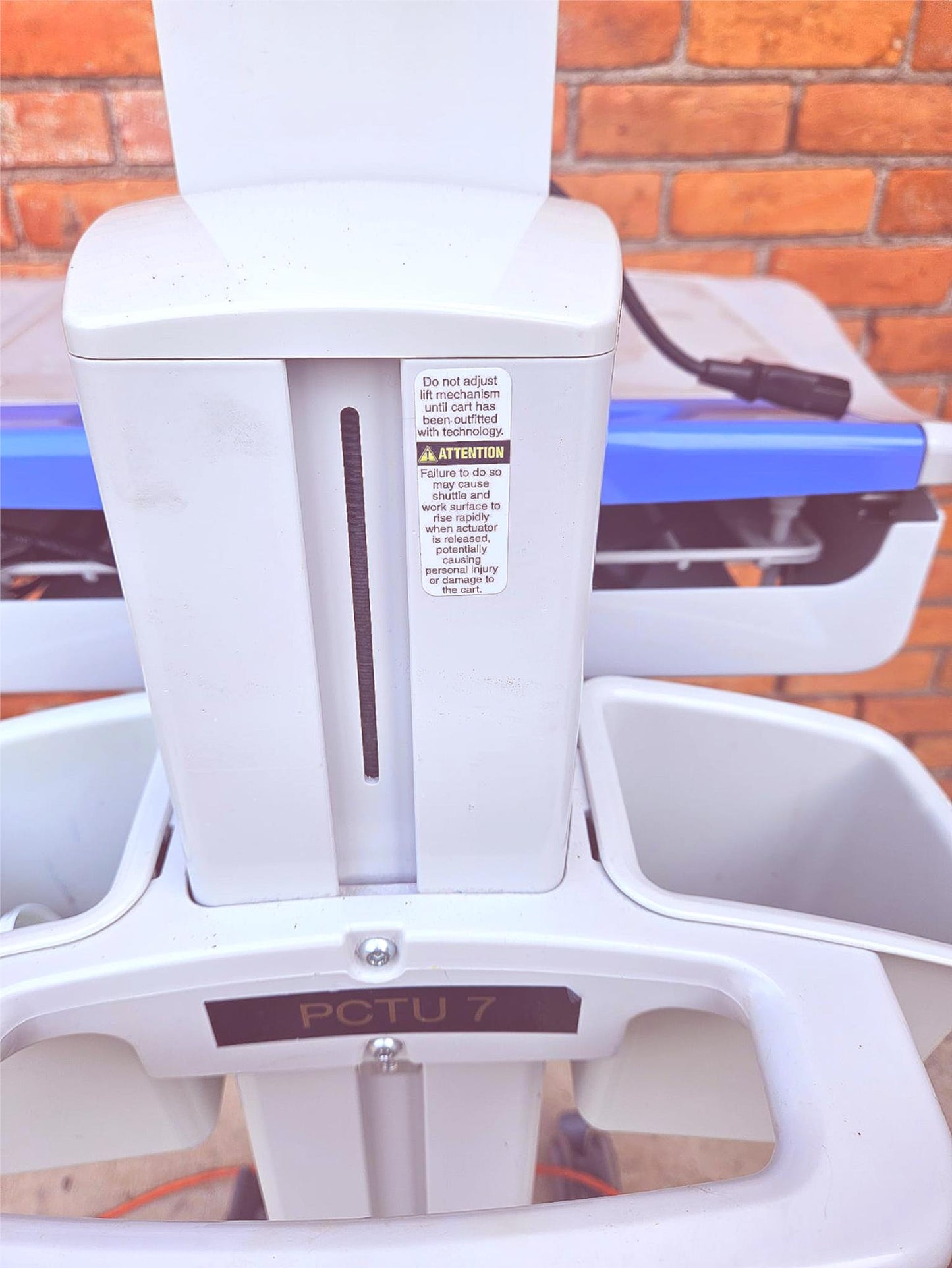 RUBBERMAID 1781127 ROLL STAND MEDICAL LAPTOP VARIABLE HEIGHT AC CART FREE SHIP