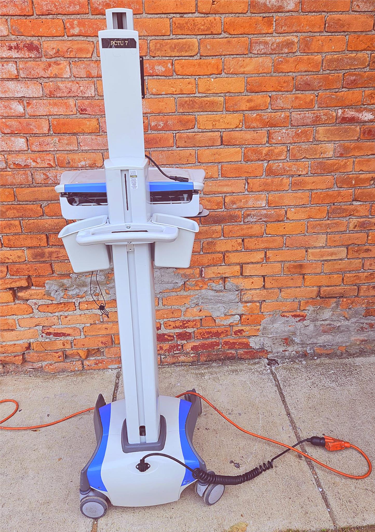 RUBBERMAID 1781127 ROLL STAND MEDICAL LAPTOP VARIABLE HEIGHT AC CART FREE SHIP