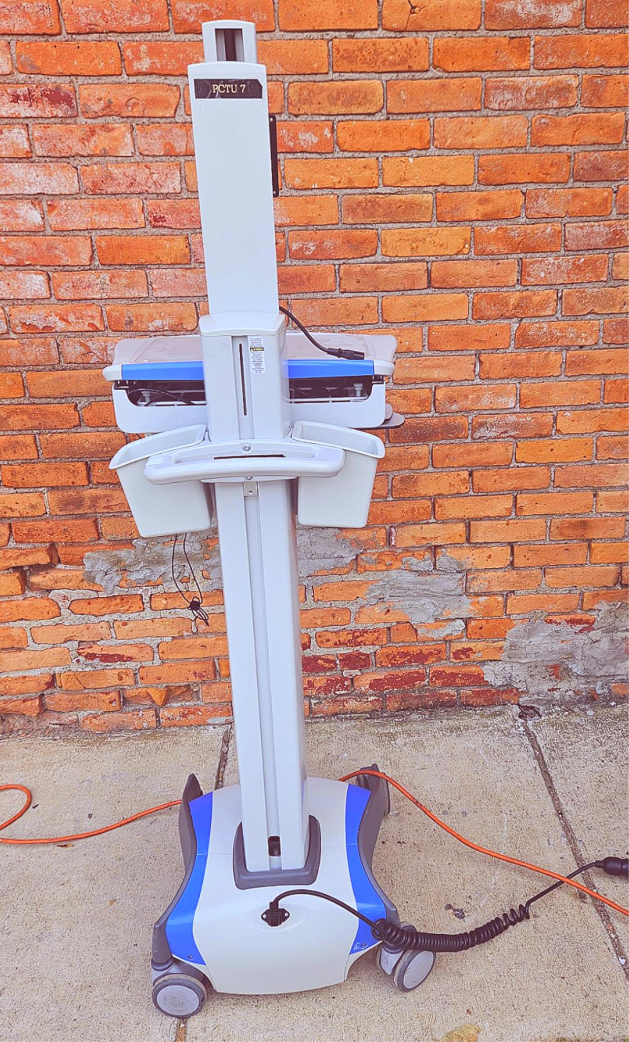 RUBBERMAID 1781127 ROLL STAND MEDICAL LAPTOP VARIABLE HEIGHT AC CART FREE SHIP